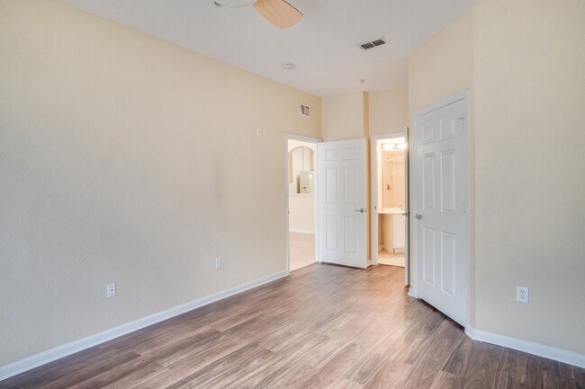 Building Photo - Cute 3/2 Condo in Horizons at Vista Lakes (Gated) with Updated Flooring and Front Parking Space