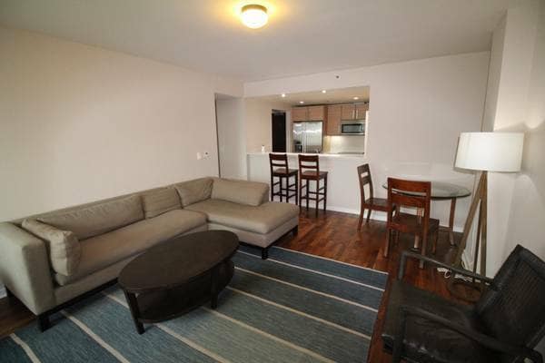 Building Photo - 555 4th St