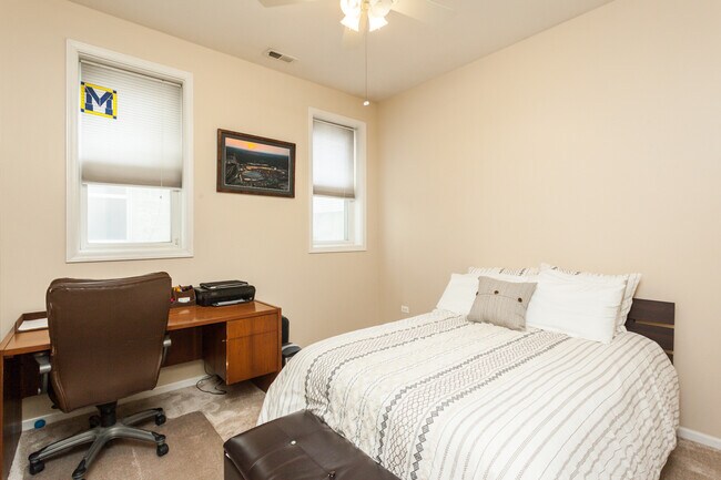 Building Photo - 4124 N Kenmore Ave