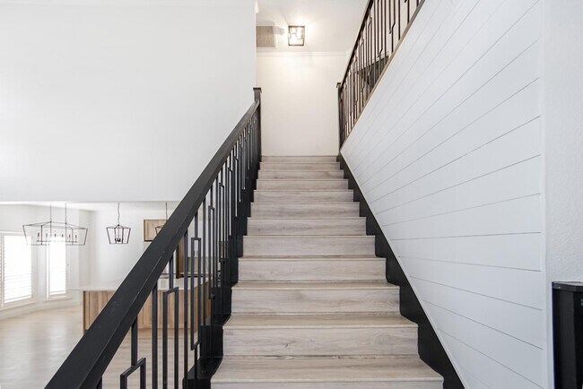 Building Photo - 918 Calle Cumbre Ct