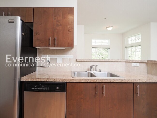 Building Photo - 2 Bed/2 Bath Condo with Garage / Vouchers Accepted / Available Now!