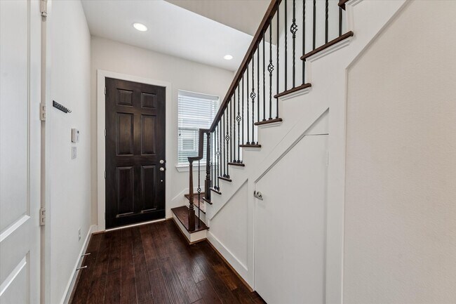 Building Photo - 1815 Crestdale Dr