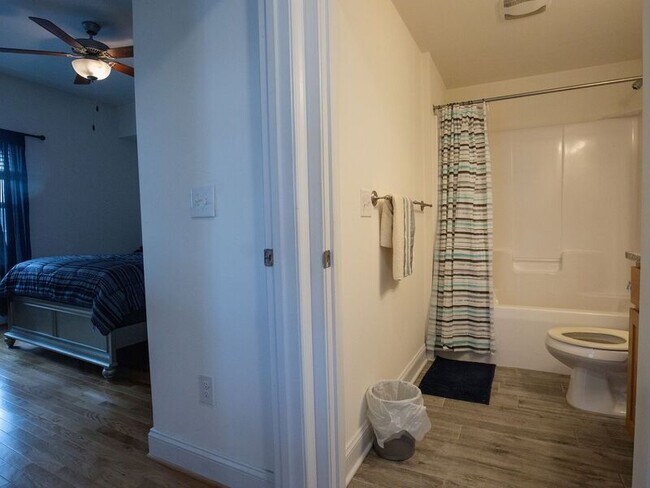 Building Photo - 11905 Centre St