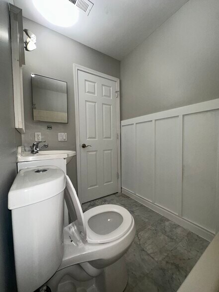 Building Photo - 2777 Davison Ave