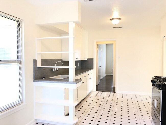 Building Photo - 210 Laddie Pl