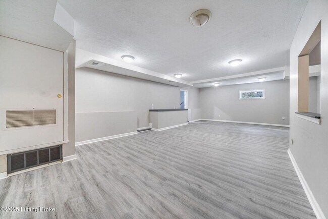 Building Photo - 1112 E Oak St