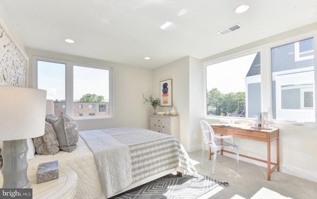 Building Photo - 2815 24th Rd S