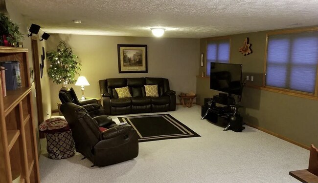 Building Photo - 5 Bedroom Single Family Home.  Great Location!