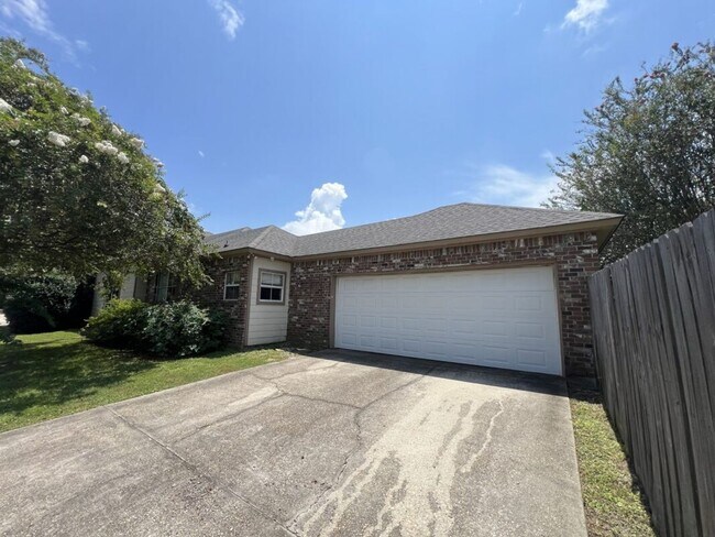 Building Photo - Location!  Location!  3 bedroom, 2 bath house in Beau Pre near LSU