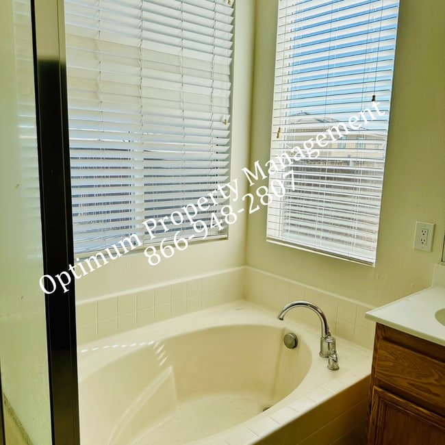 Building Photo - Modern Elegance and Comfort!