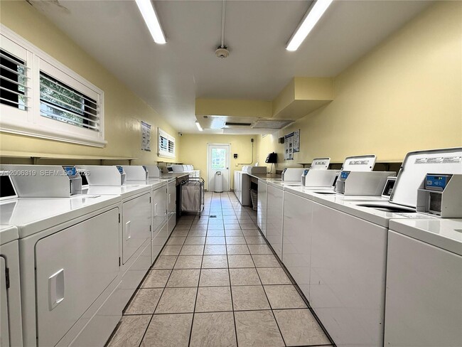 Building Photo - 9301 SW 92nd Ave