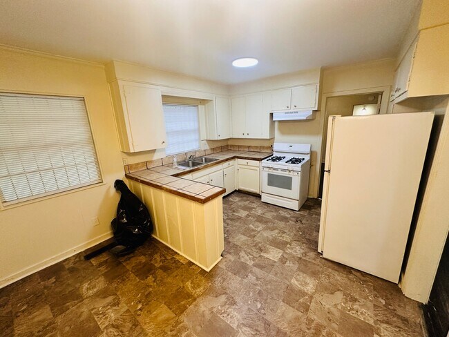 Building Photo - 722 Myrtlewood Dr