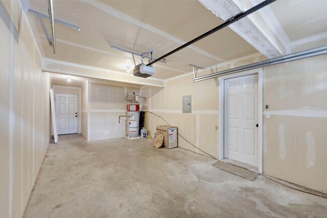 Building Photo - Spacious Puyallup Townhouse | 3-Bed Home with Main-Floor Primary Suite & Stainless Steel Appliances!