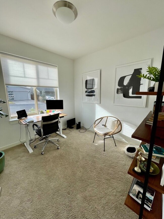 Building Photo - Newer home located in The Bridges community!