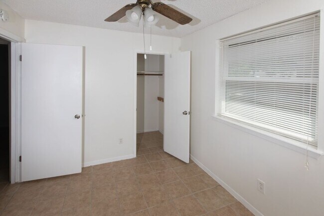 Building Photo - 6922 Foxside Ln