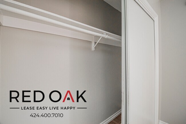 Building Photo - 15405 Vanowen St