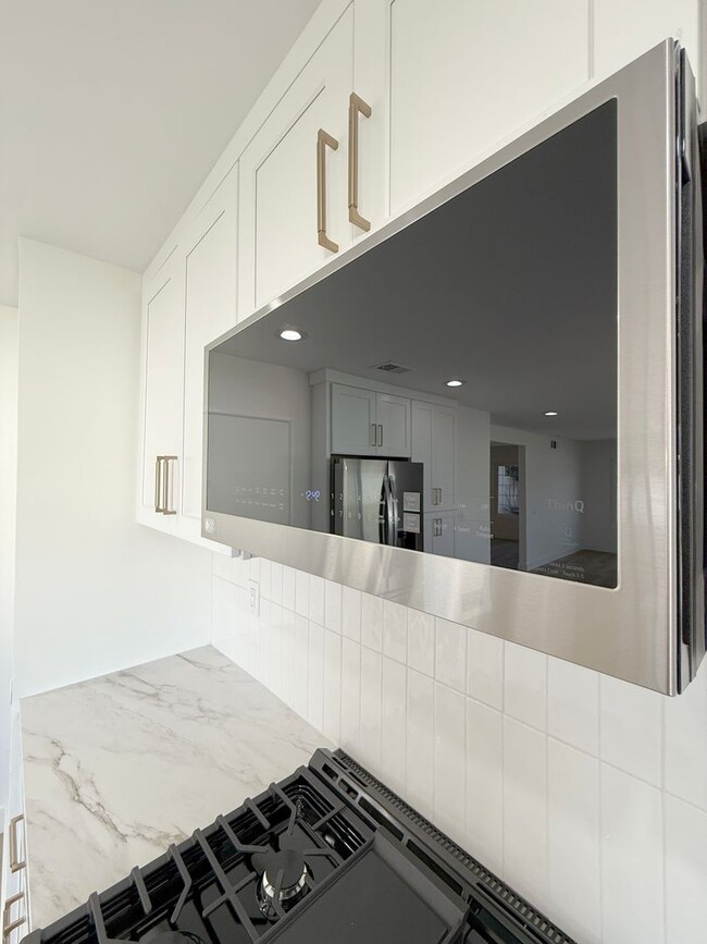 Building Photo - Stunning Remodeled Home in South Huntington Beach – Minutes to the Beach!