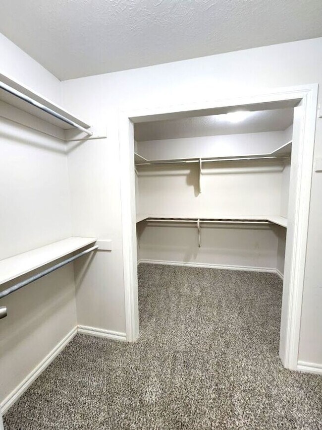 Building Photo - 4 Bed 2.5 Bath 2 Car Garage in Camelot Addition NW OKC