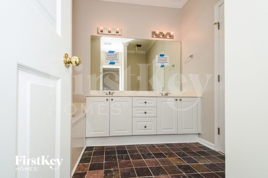 Building Photo - 540 Enclave Cir