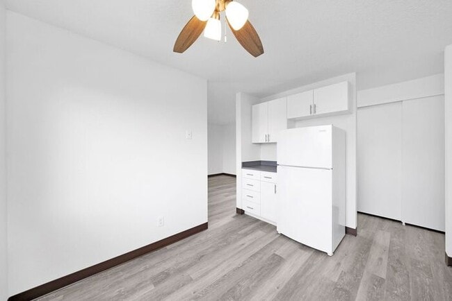 Building Photo - Remodeled 3 bedroom 1 bath in heart of Milwaukie