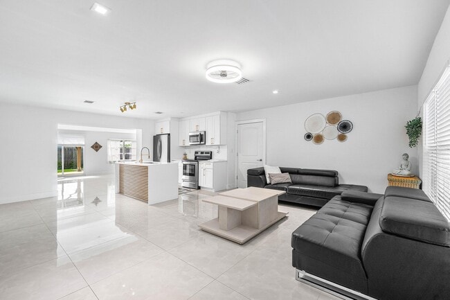 Building Photo - 403 S 13th Ct