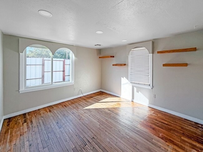 Building Photo - 829 W Madison Ave