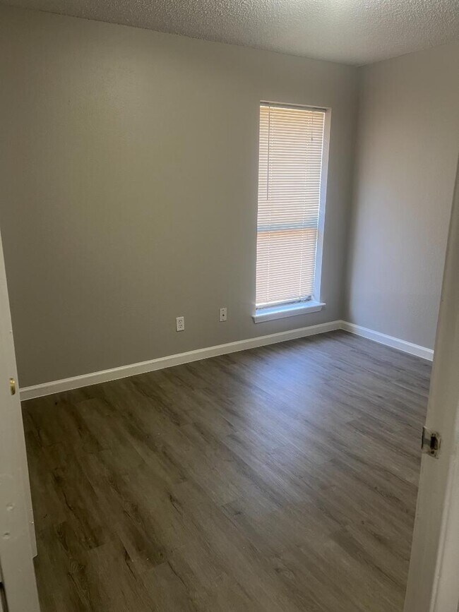 Building Photo - 119-121 Wildwood Dr