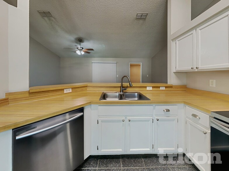 Building Photo - 1689 Ashwood Cir