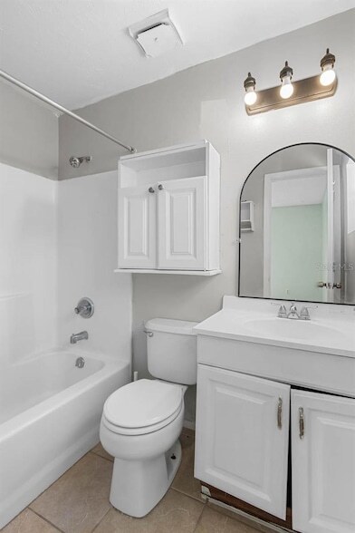 Building Photo - 1424 Vinetree Dr