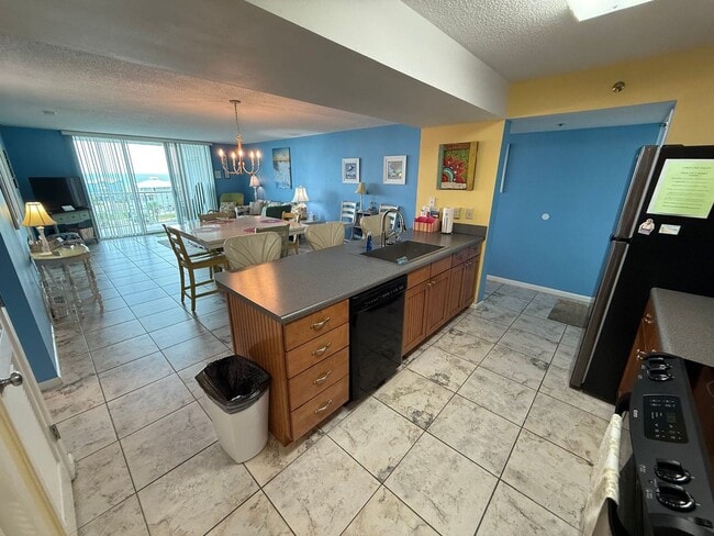 Building Photo - Pensacola Beach - Tristian Towers - 2 bedroom, 2 bathroom - Community Pool & Water views