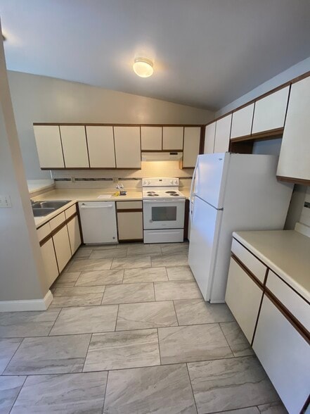 Kitchen - Hemlock Street Apartments