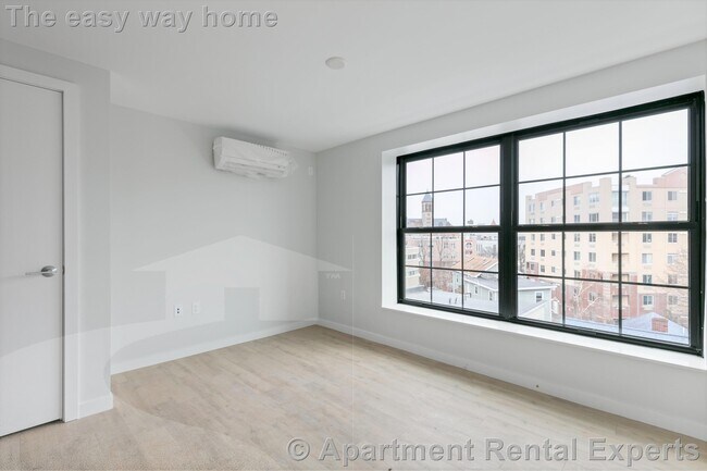 Building Photo - 10 Soden St