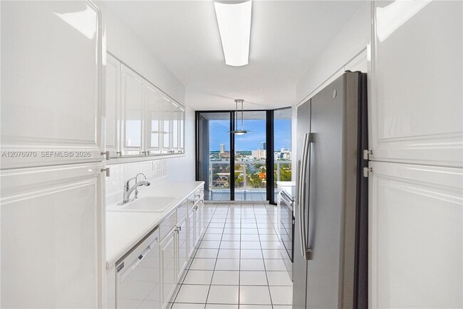 Building Photo - 3600 Yacht Club Dr
