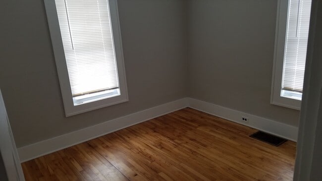 Building Photo - 2 bedroom 1 bath house