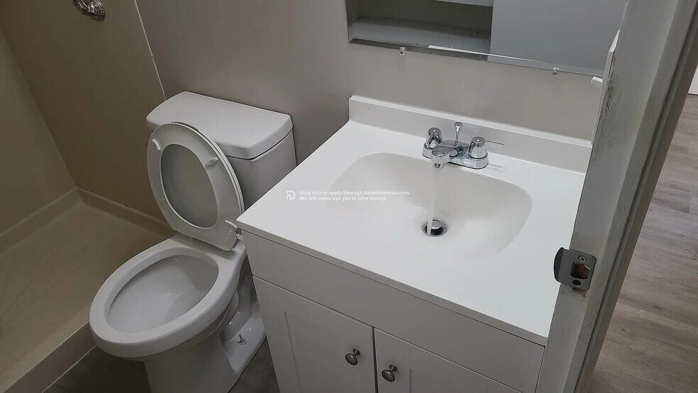 Building Photo - 909 Blaine Ave