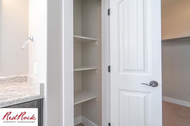 Building Photo - 4 Bedroom Spacious St. George Home with Large Backyard