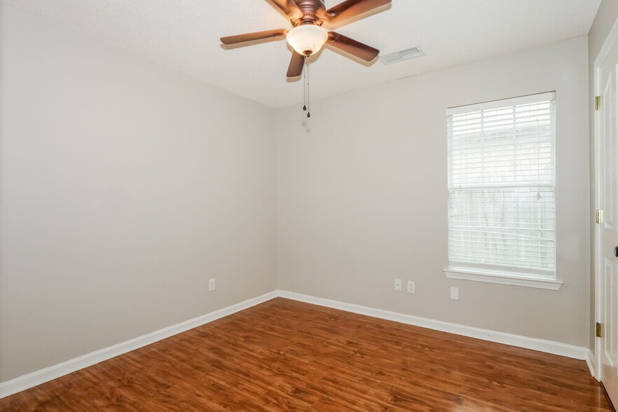 Building Photo - 1596 Far Dr