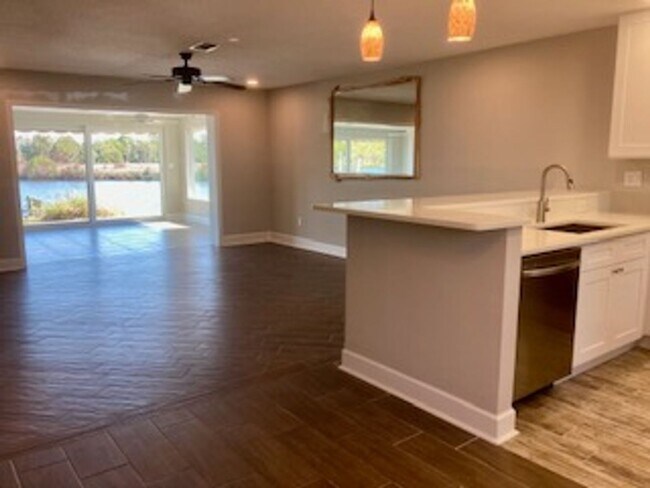 Building Photo - Waterfront condo with community pool!