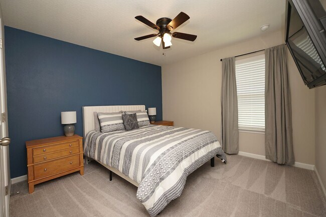 Building Photo - Central Freeport Location with Community Pool