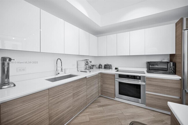 Building Photo - 1100 S Miami Ave