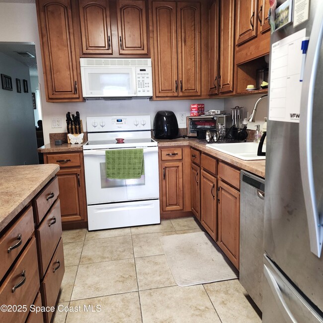 Building Photo - 2816 Manor Dr NE