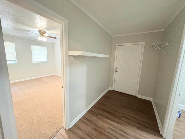 Building Photo - 2922 Oakwood Dr