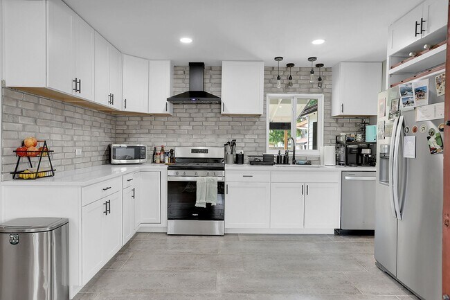 Building Photo - Modern and cozy 3 bedroom, 2 bath home
