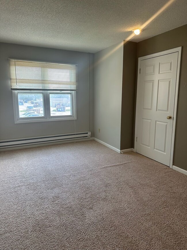 Building Photo - 619 Bowery St