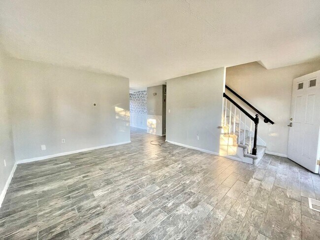 Building Photo - 83 Derryfield Ct