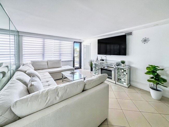 Building Photo - 5225 Collins Ave