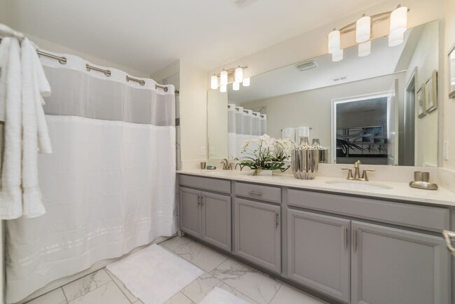 Building Photo - For Rent - Pool Townhome with 5 Bedroom 4 ...