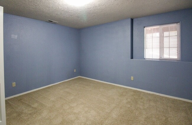 Building Photo - 3200 Lorian Ln SE