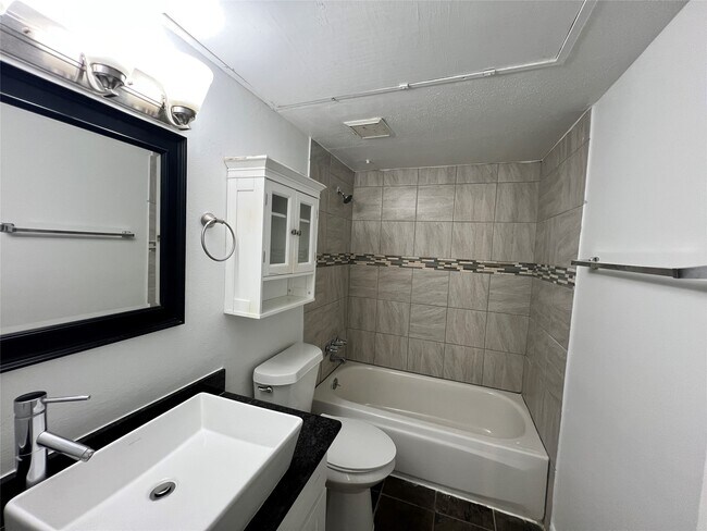 Building Photo - 855 Augusta Dr