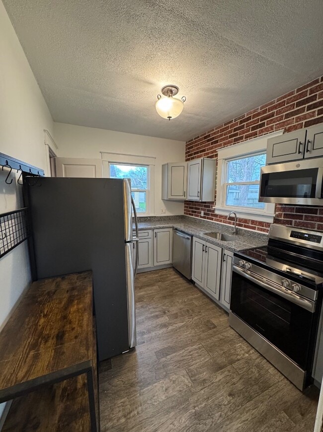 Building Photo - 536 W 4th St